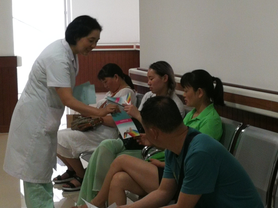 杨志玲主任给门诊患者讲解母乳喂养知识的好处1.jpg